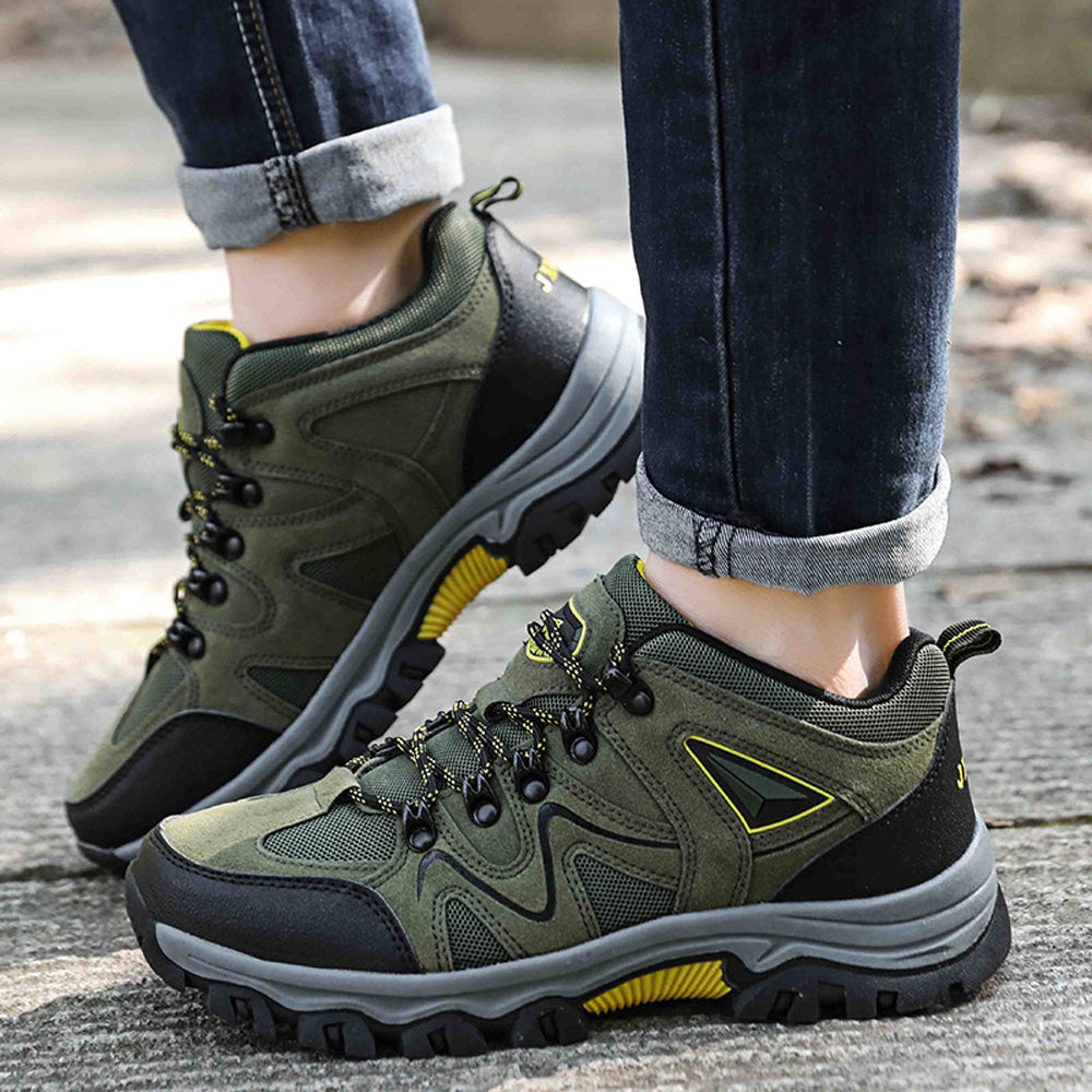 Blick von oben auf die komfortablen Herren Wanderschuhe, vielseitig für Alltag und Gelände geeignet.