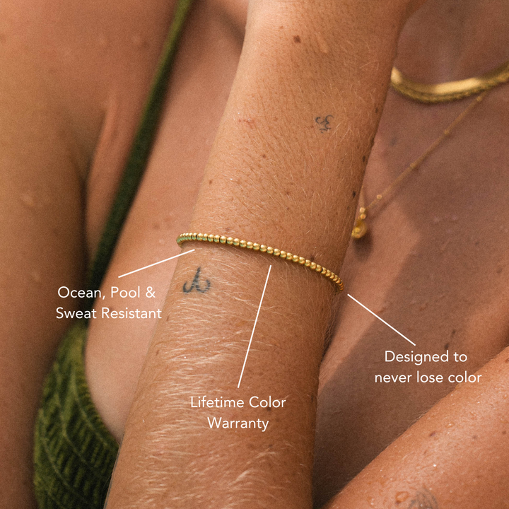 Zeitloses Perlenarmband für Damen aus schlichtem, hypoallergenem Edelstahl, verstellbar.