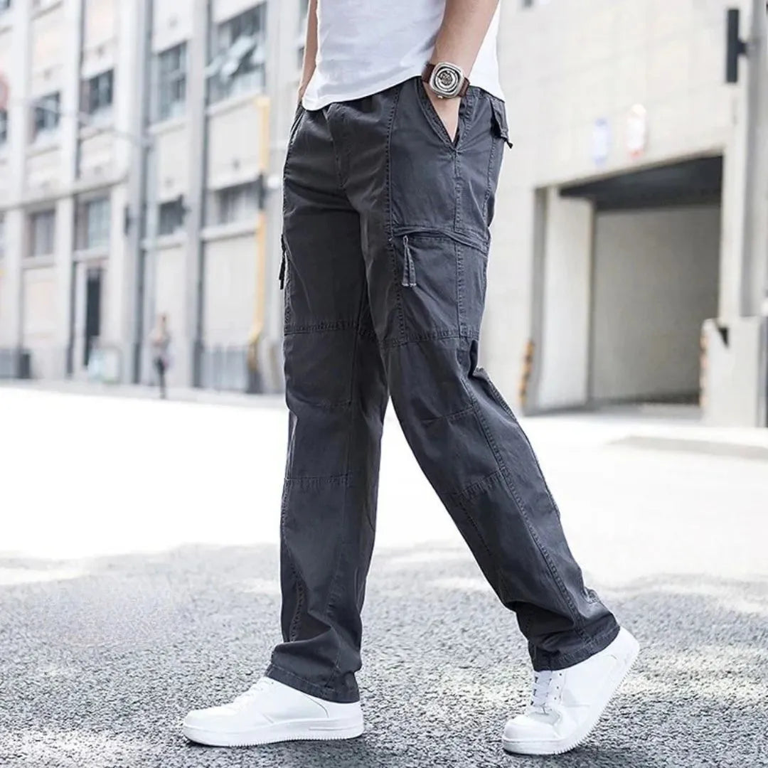 Detailansicht der Herren Stretch-Cargo-Hose, zeigt flexiblen 4-Wege-Stretch-Stoff für Komfort & Bewegung.