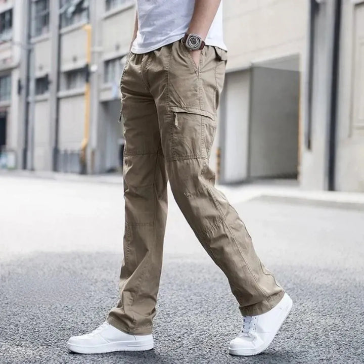 Komfortable Herren Stretch-Cargo-Hose mit 4-Wege-Stretch, ideal für Flexibilität bei Freizeit & Outdoor.