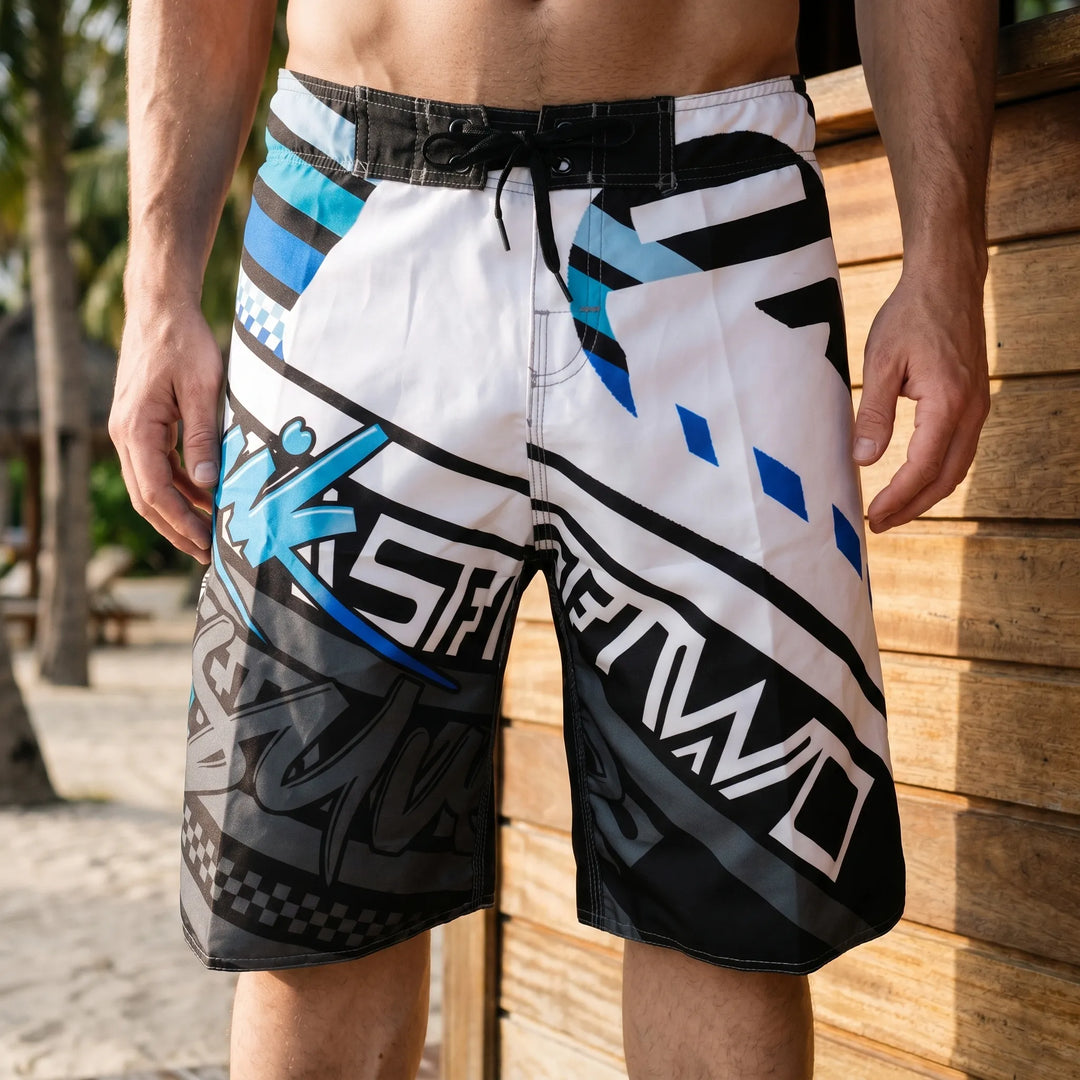 Schnelltrocknende Herren Badeshorts mit auffälligem Sommermuster für Strand & Urlaub.