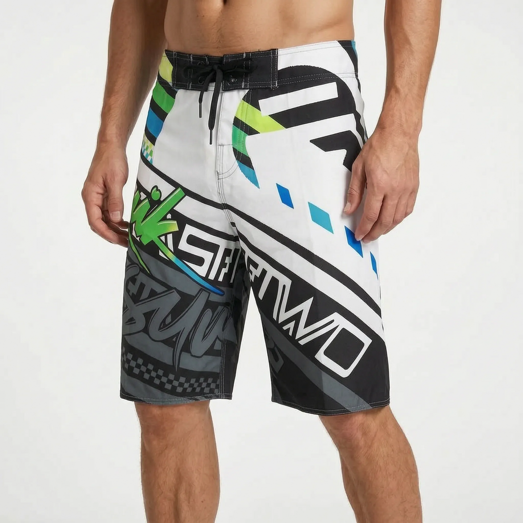 Nahaufnahme des lebhaften Musters der schnelltrocknenden Herren Badeshorts für den Sommer.