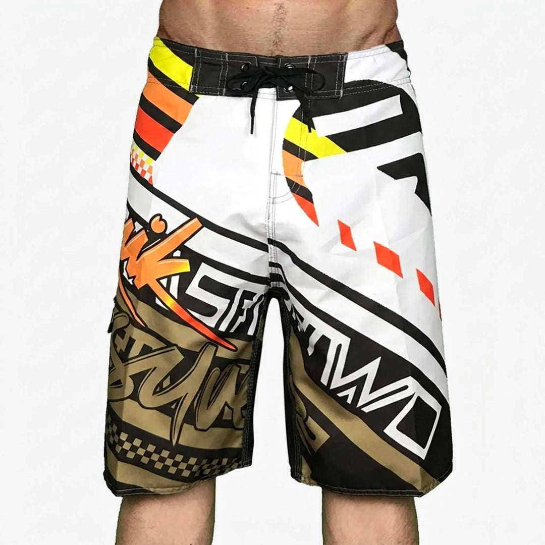 Frontale Ansicht der gemusterten Herren Badeshorts, schnelltrocknend für Pool & Strand.