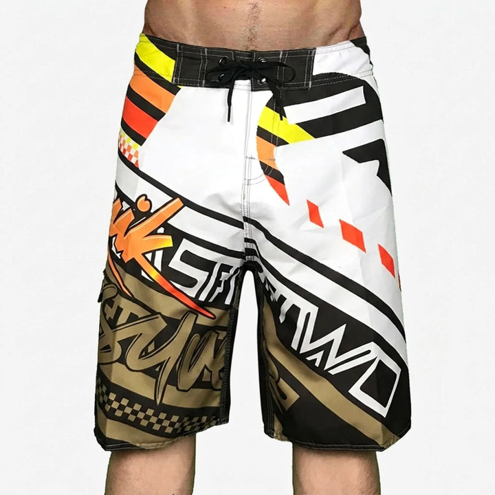 Frontale Ansicht der gemusterten Herren Badeshorts, schnelltrocknend für Pool & Strand.