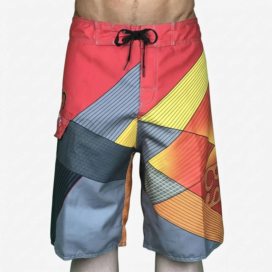 Lässige gemusterte Herren Strandshorts, schnelltrocknend und stylisch für sonnige Tage.