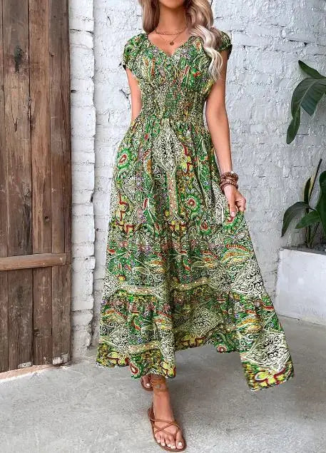 Modernes Damen Maxikleid mit abstraktem Design, V-Ausschnitt, Kurzarm. Stylisches Sommerkleid für Freizeit.