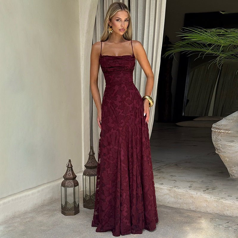 Elegantes weinrotes Damen Abendkleid mit floralem Design und Spaghettiträgern für besondere Anlässe.