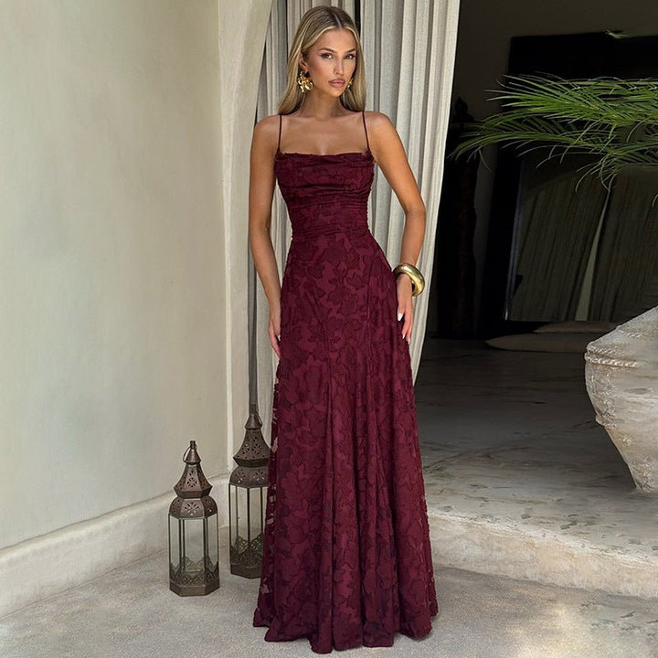 Elegantes weinrotes Damen Abendkleid mit floralem Design und Spaghettiträgern für besondere Anlässe.