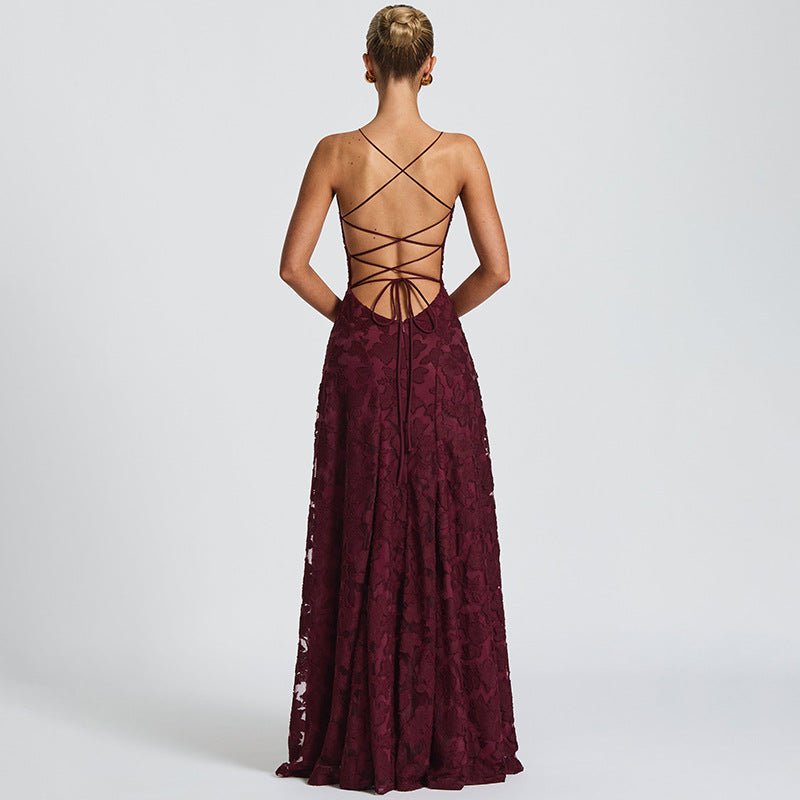 Weinrotes Abendkleid für Damen mit weißen Blumen, Spaghettiträgern und schmeichelhafter Silhouette.