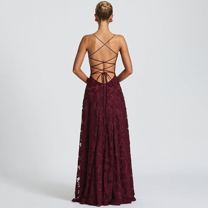Weinrotes Abendkleid für Damen mit weißen Blumen, Spaghettiträgern und schmeichelhafter Silhouette.