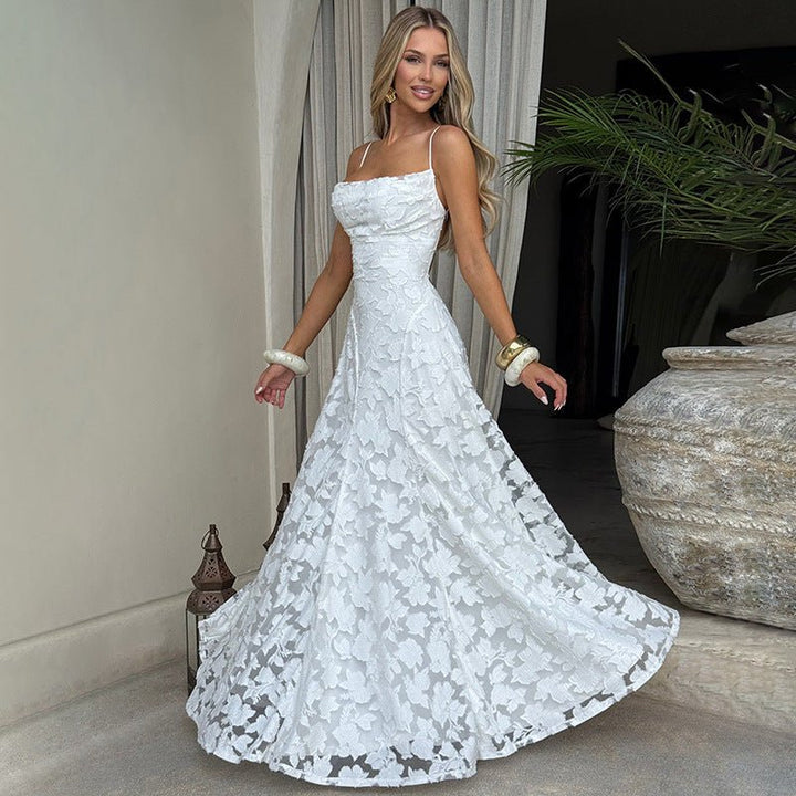Sommerliches, elegantes Damenkleid mit floralem Print und Spaghettiträgern, perfekt für festliche Partys.
