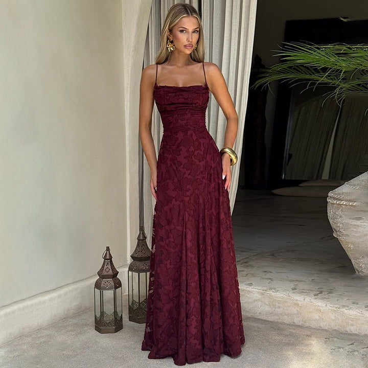 Langes, fließendes Abendkleid in Weinrot mit floralem Design, Spaghettiträgern und elegantem schwingendem Rock.
