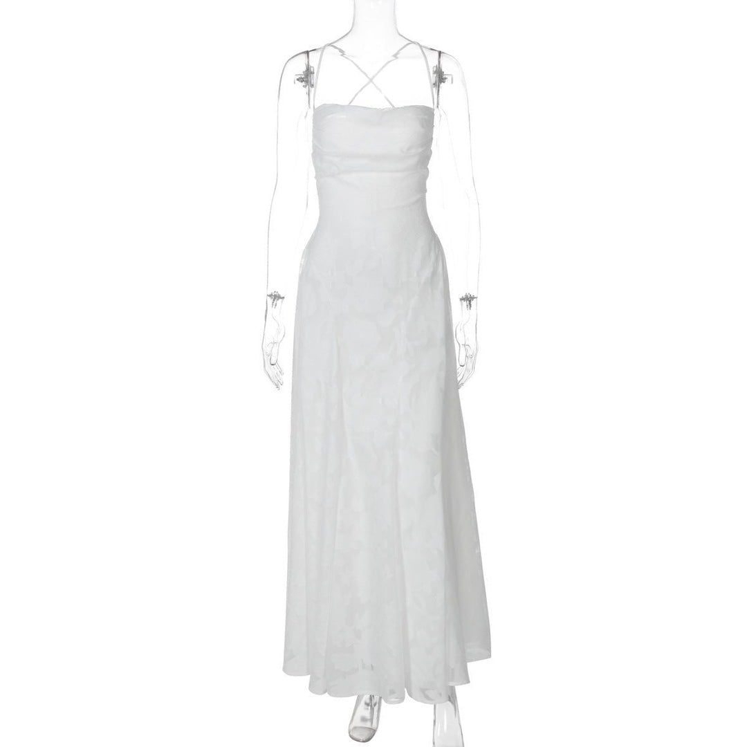 Detailansicht des floralen Designs auf dem eleganten weinroten Damen Abendkleid mit feinen Spaghettiträgern.