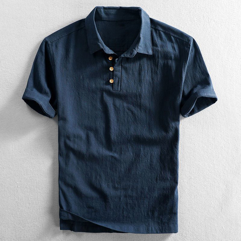 Dunkelblaues Herren Kurzarm Poloshirt, leicht & luftig, ideal für Sommer & Freizeit. Entspannter, legerer Stil.