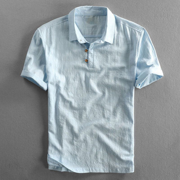 Luftiges weißes Herren Kurzarm Polo, perfekt für heiße Sommertage. Legerer, bequemer Stil in Herrenmode.