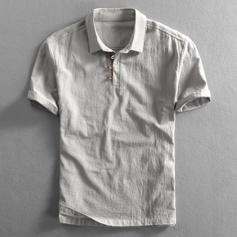 Graues Herren Kurzarm Polo, atmungsaktiv & leicht. Perfekte Sommerkleidung für entspannte Freizeit.