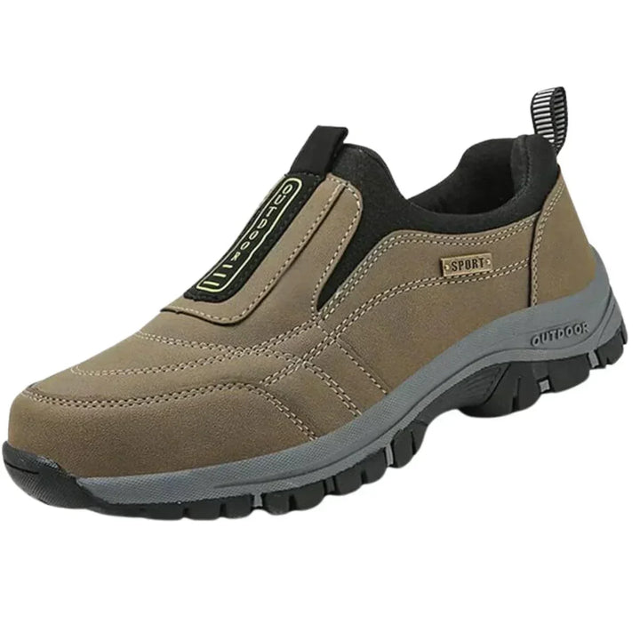 Feine Nahtdetails des eleganten Herren Slippers, unterstreichen die Qualität und stilvolle Verarbeitung.