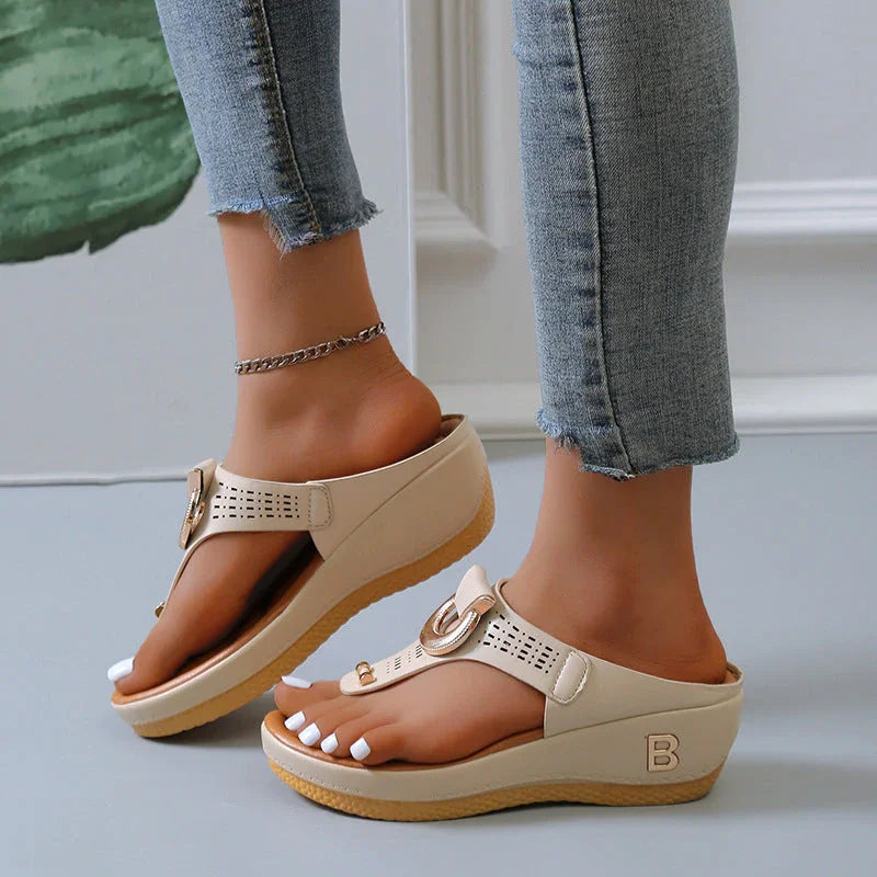 Elegante Damensandalen, orthopädisch und bequem. Ideale Sommerschuhe für Urlaub und entspannte Tage.