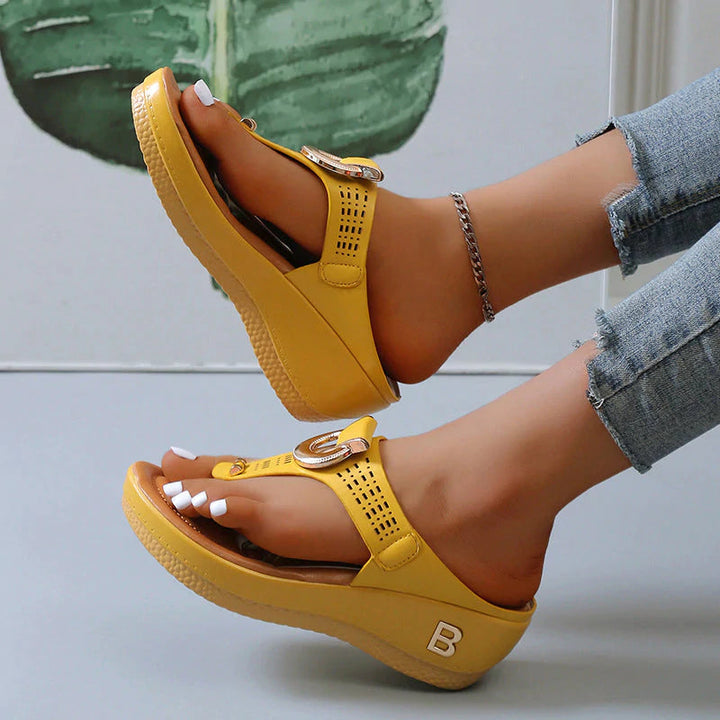 Komfortable orthopädische Damensandalen mit stilvollem Design. Bequeme Sommerschuhe für jede Frau.