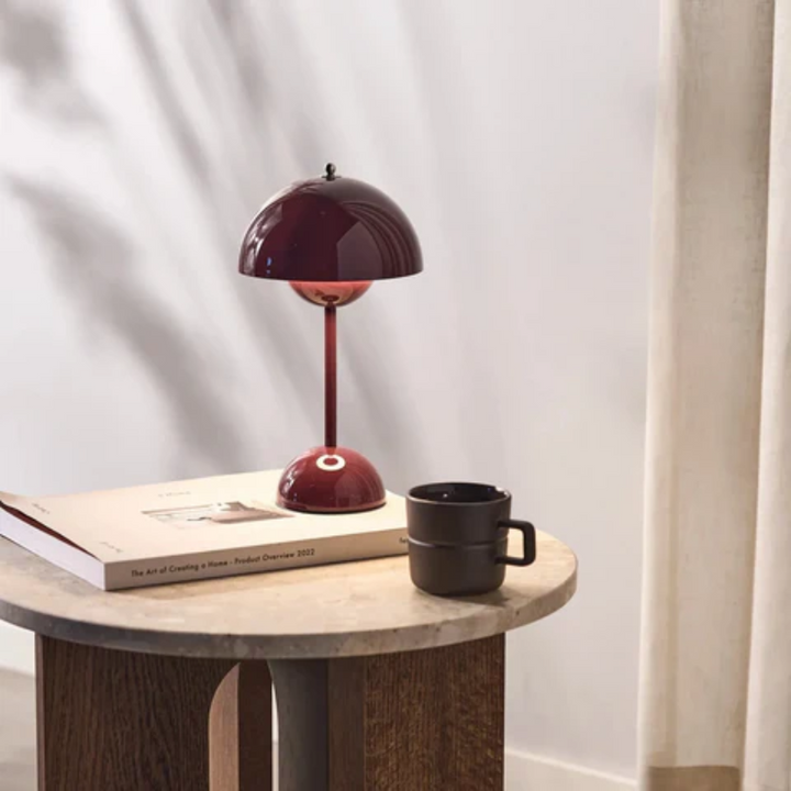 Farbwechselnde LED Tischleuchte MoodSphere. Vielseitiges Ambiente-Licht für Wohnzimmer, Schlafzimmer & Büro.