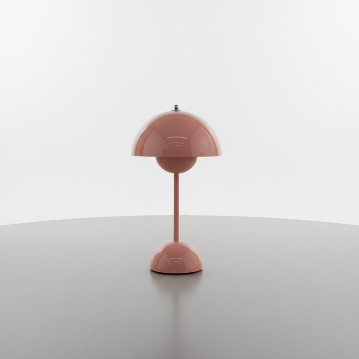 Ambiente LED Tischleuchte MoodSphere. Schafft gemütliche Atmosphäre im Wohnzimmer mit dimmbarem Licht.