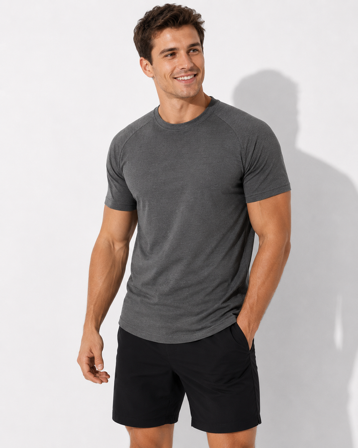 Mann trägt stilvolles Herren Kurzarm T-Shirt, modische Freizeitmode für entspannte Sommertage.