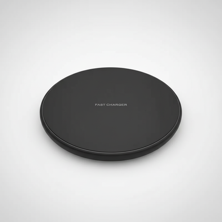 Schlankes schwarzes 30W Ladepad für kabelloses Schnellladen, ideal für Büro und Zuhause.