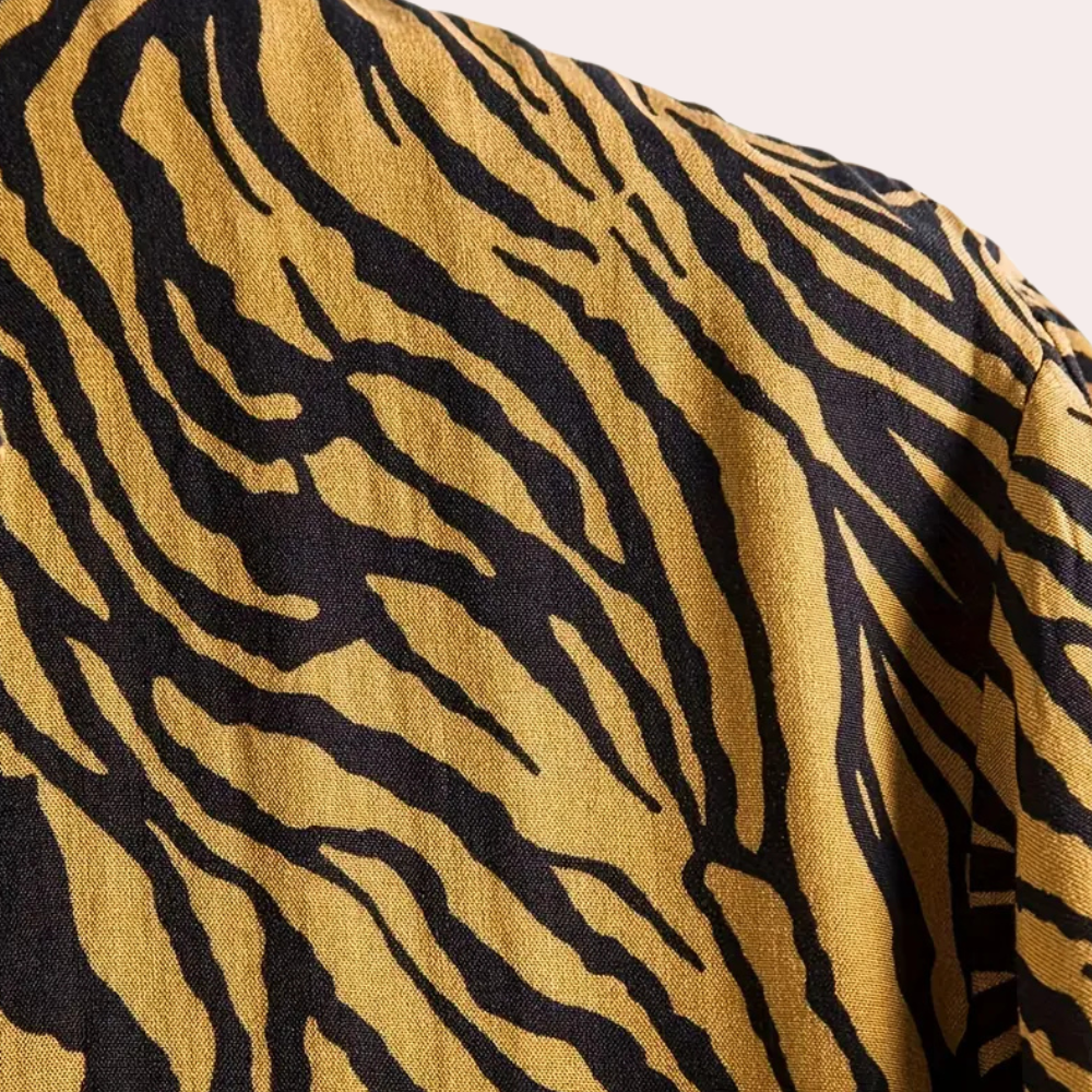 Bequemes Unisex Freizeit-Hemd mit coolem Tigerprint, Kurzarm und Knopfleiste, ideal für warme Sommertage.