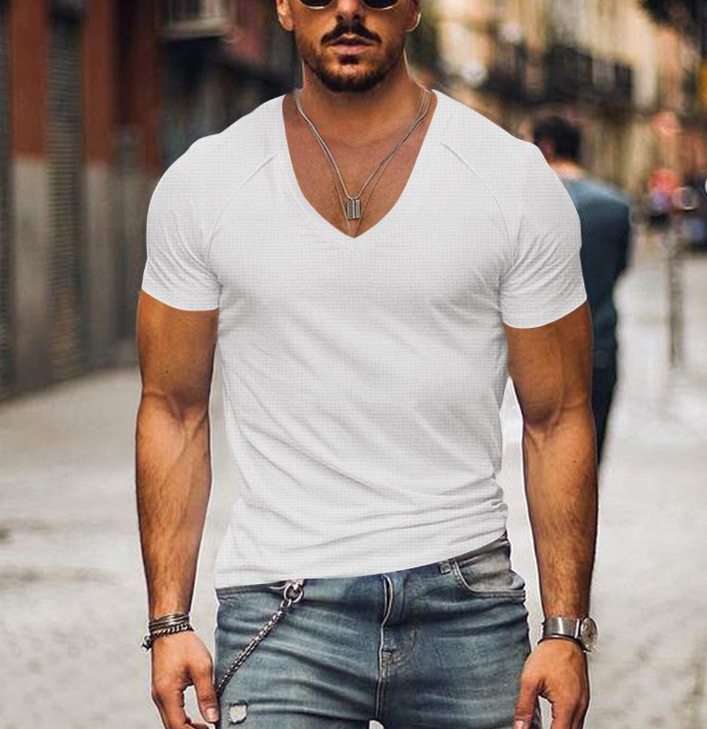 Stylisches Herren Basic Shirt mit V-Ausschnitt. Zeitloses Design, perfektes Oberteil für einen modernen Casual-Look.