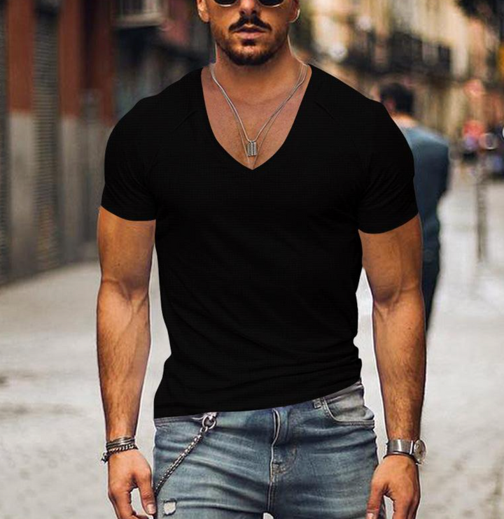 Herren V-Ausschnitt T-Shirt Timo in Schwarz. Bequemes Kurzarm-Shirt, ideal für Alltagslook und Freizeitmode.