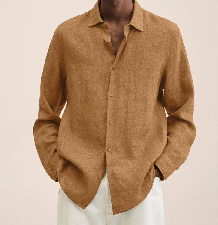 Mann trägt leichtes, atmungsaktives Herren-Leinenhemd im sommerlichen Casual-Look.