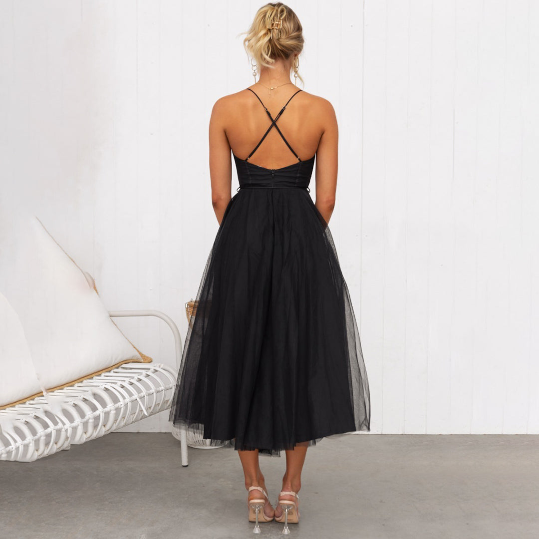 Braunes A-Linien Abendkleid mit Spaghettiträgern. Elegantes Midi-Damenkleid für festliche Events & Partys.