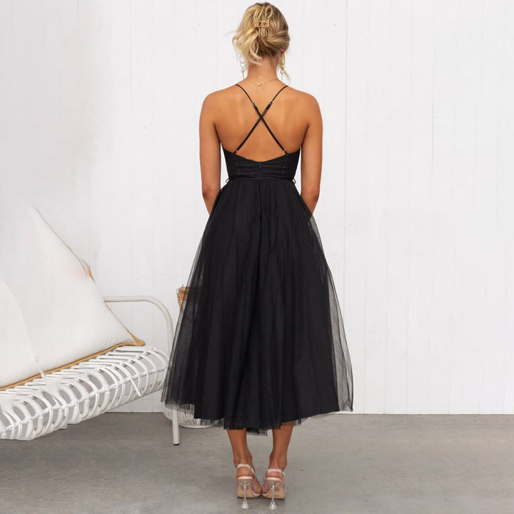 Braunes A-Linien Abendkleid mit Spaghettiträgern. Elegantes Midi-Damenkleid für festliche Events & Partys.