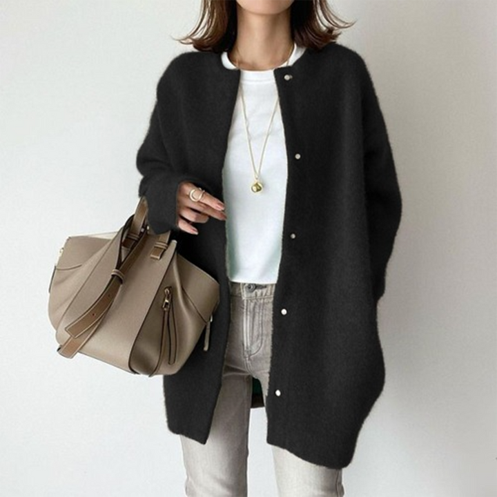 Hochwertige Damen Strickjacke, klassisch & bequem, mit feiner Stricktextur für stilvollen Komfort.