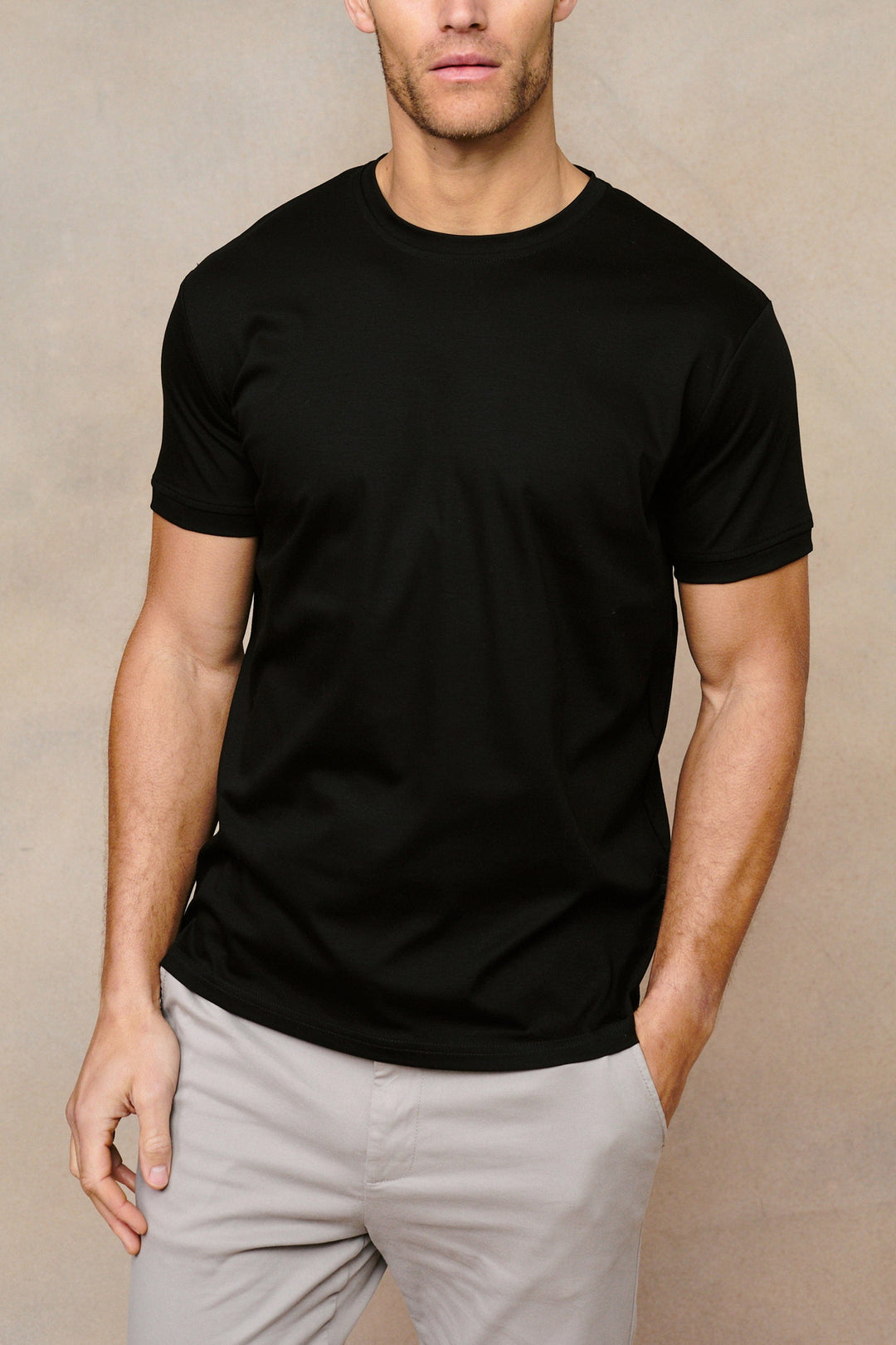 Klassisches schwarzes Basic Herren T-Shirt Rundhals. Für Komfort & Stil im Alltagslook.