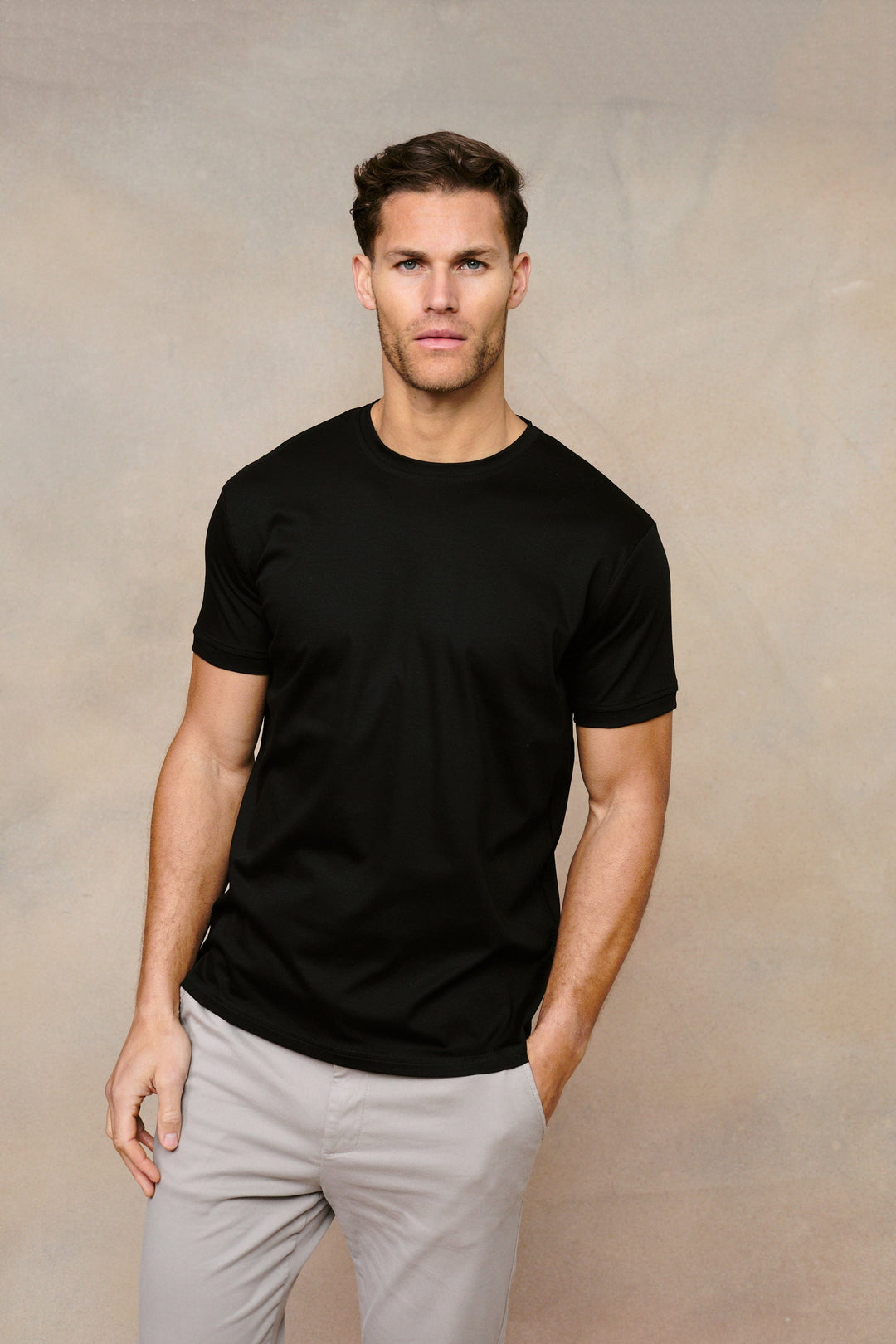Schwarzes Herren T-Shirt Kurzarm, glatt & weich. Perfekt für einen entspannten Freizeit-Look.