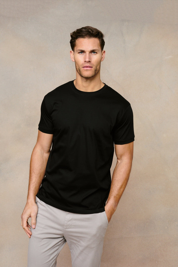 Schwarzes Herren T-Shirt Kurzarm, glatt & weich. Perfekt für einen entspannten Freizeit-Look.