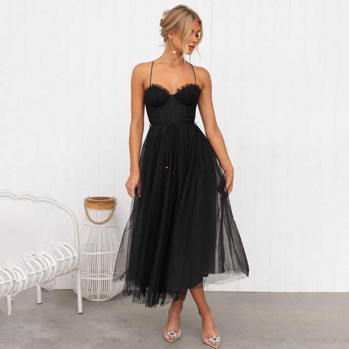 Elegantes Damen A-Linien Sommerkleid mit Spaghettiträgern in zartem Rosa. Midi-Länge, ideal für Hochzeitsgäste.