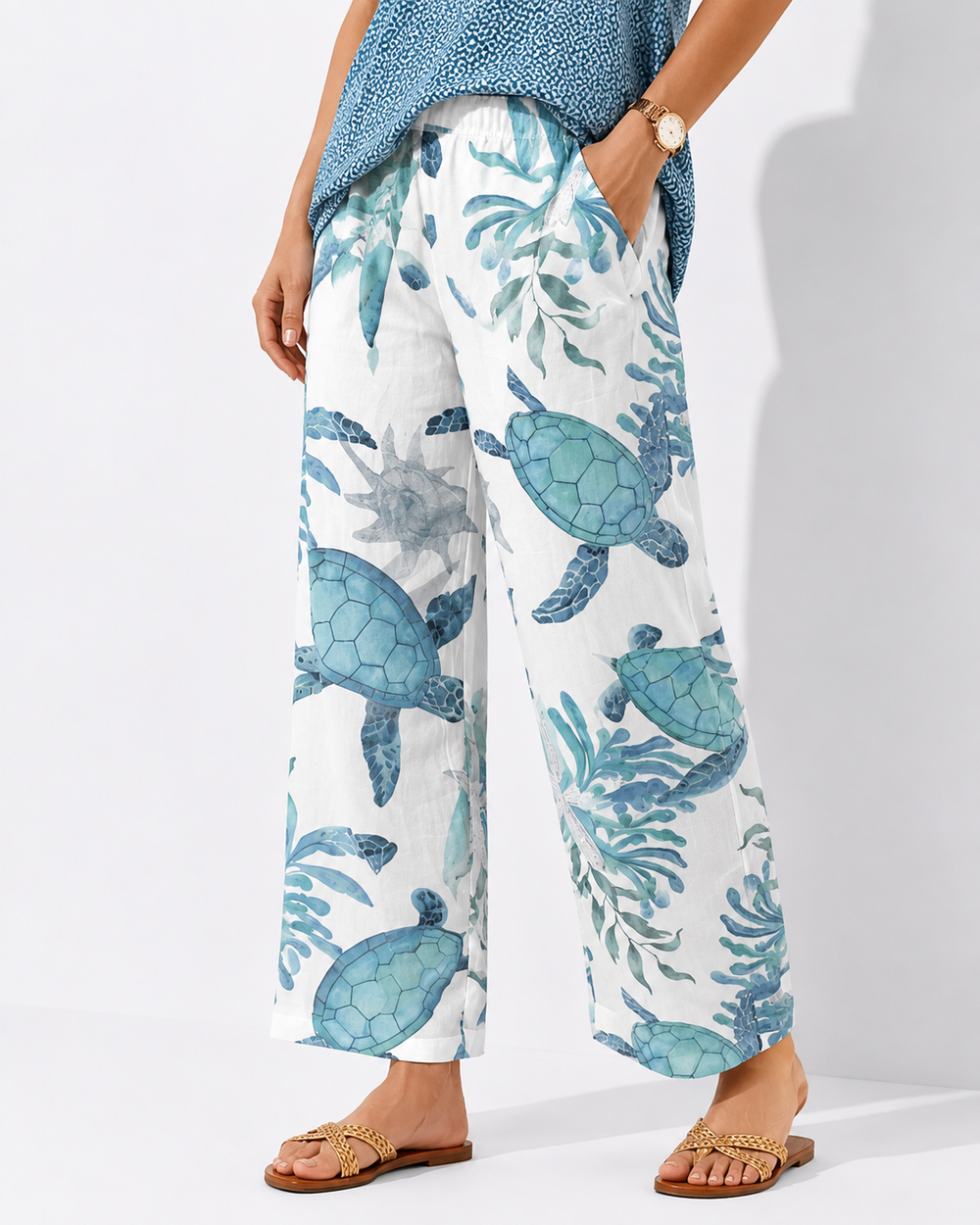 Bequeme Damen Cargo Hose in Blau mit großen Seitentaschen, elastischem Bund und Kordelzug. Modisch & vielseitig.