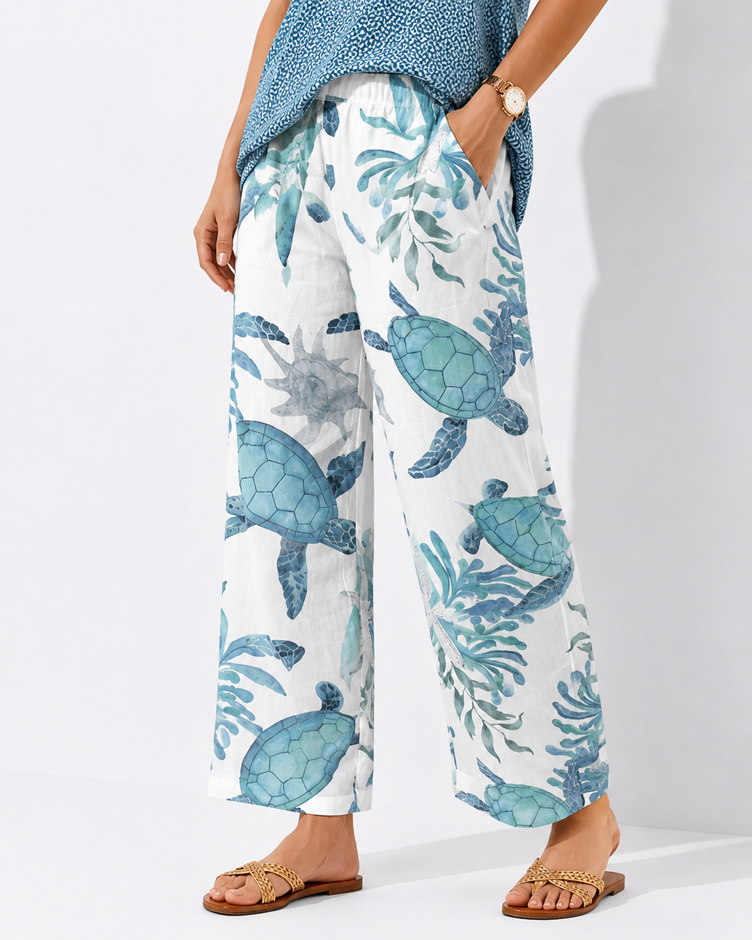 Bequeme Damen Cargo Hose in Blau mit großen Seitentaschen, elastischem Bund und Kordelzug. Modisch & vielseitig.