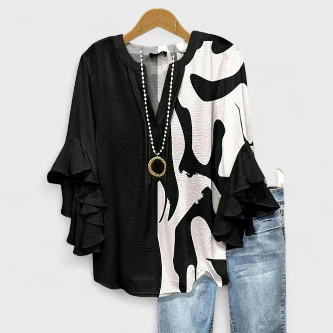 Feminine Damenbluse mit tiefem V-Ausschnitt und verspielten Volantärmeln. Perfekt für Frühling & Sommer.