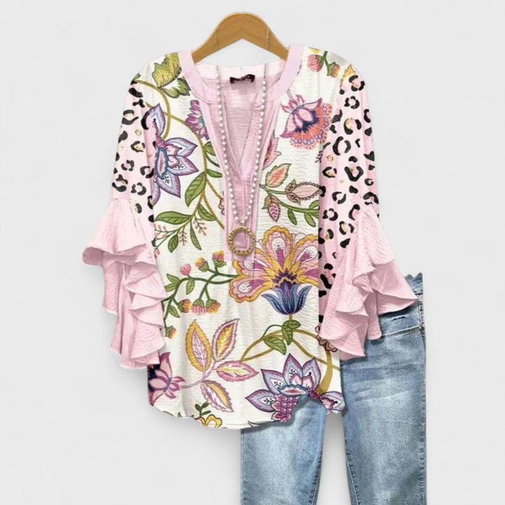 Trendige florale Damenbluse mit V-Ausschnitt und Volantärmeln. Ideal als Sommer- oder Freizeitbluse.