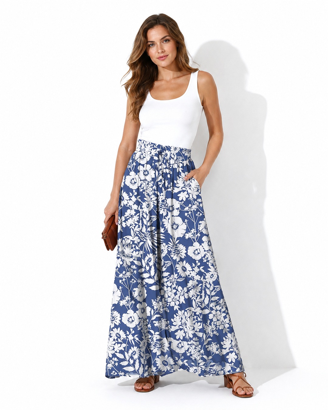 Blaue Damenhose mit Blütenmuster und elastischem Bund, ideal für Sommer und Freizeit.