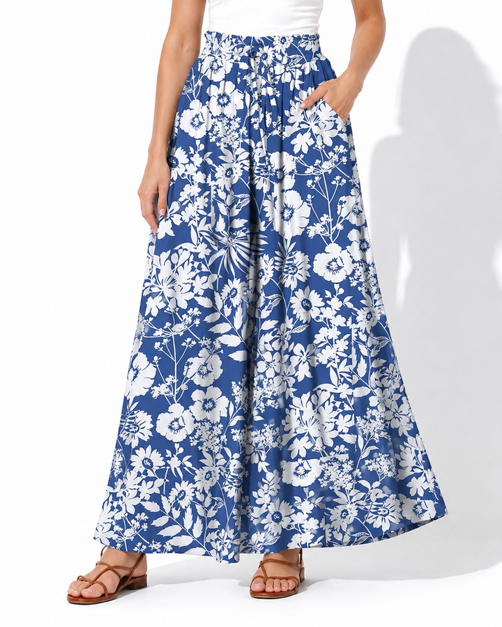 Stylische blaue Sommerhose für Damen mit frischem Blumenprint und komfortablem Elastikbund. Perfekt für den Alltag.