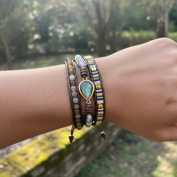 Damen Boho-Wickelarmband aus schimmerndem Labradorit. Handgemachter Naturstein-Schmuck für spirituelle Frauen.