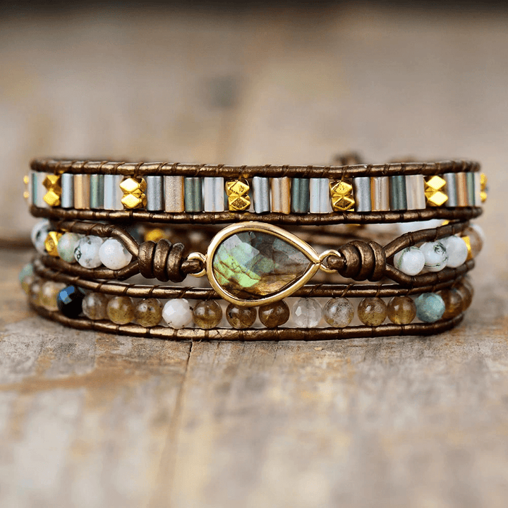 Handgemachtes Damenarmband aus Labradorit im Boho-Wickeldesign. Spiritueller Naturstein-Schmuck für jeden Tag.