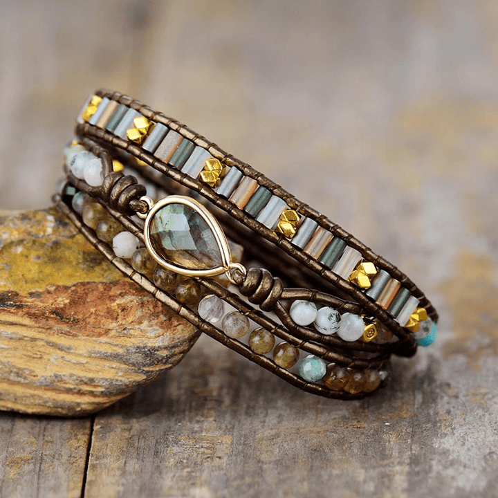 Dunkles Labradorit-Armband, mehrfach gewickelt, für Damen. Stilvoller Boho-Schmuck mit Natursteinen.