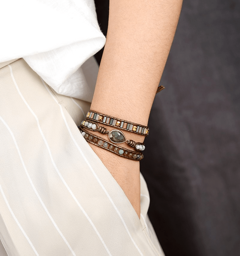 Spirituelles Damen-Wickelarmband mit Labradorit-Perlen. Exklusiver Naturstein-Boho-Schmuck, handgefertigt.