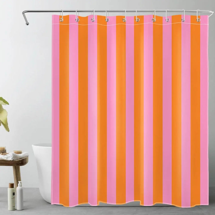 Eleganter schwarz-beige gestreifter Boho-Stoffduschvorhang, ein Blickfang für jedes Badezimmer.