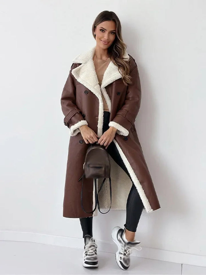 Stilvoller, langer Damen-Wintermantel in moderner Silhouette. Bietet Komfort und Eleganz im Winter.